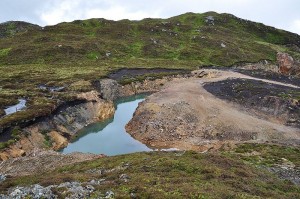 800px-Abandoned_open_pit_baryte_mine_at_Ben_Eagach_near_Aberfeldy,_Perthshire,_Scotland