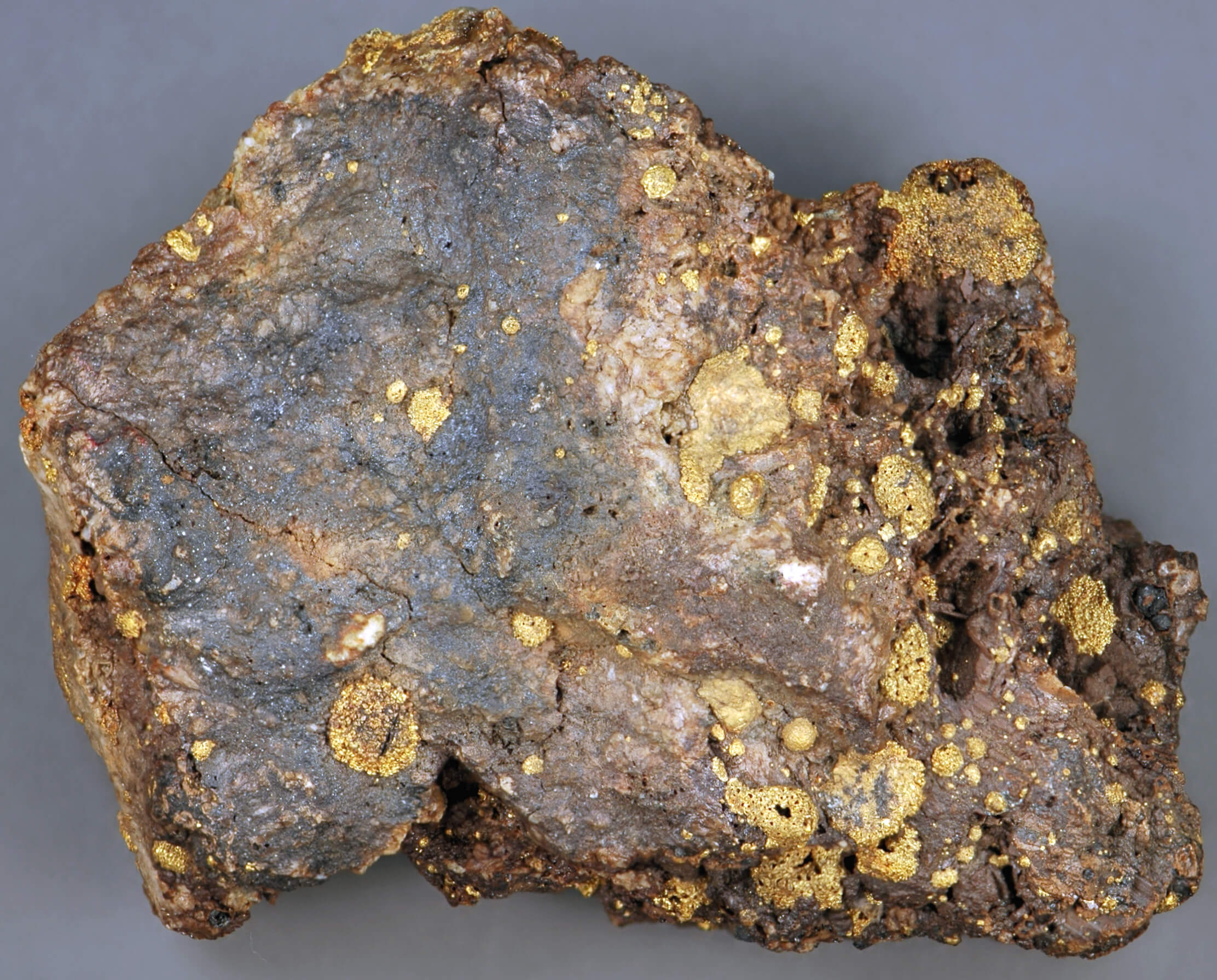Благородные руды. Кварц-золото-сульфидная руда. Золото кварц-сульфидные месторождения. Золотоносная руда Кавказа. Кварц сульфидная руда.