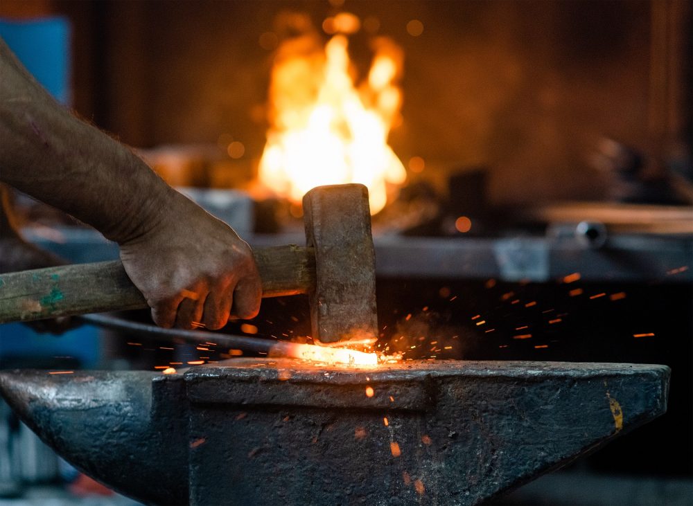 Кузнец в кузнице. Кузнец 2023 год. Работа кузнец 2023. Кузнец 2023 год. Кузнец рисунок.